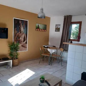 Jolie Petite Maison Idéalement Située , Arles France